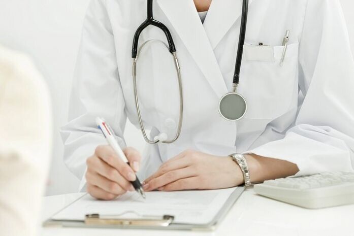 Um médico que trata infestações helmínticas